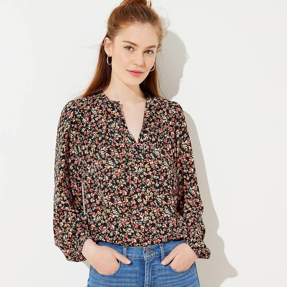 NWT FLORAL SHIRRED SPLIT NECK BLOUSE